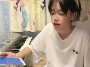 14 岁小女孩 rap 是否是她的真实爱好？她是如何走上 rap 道路的？