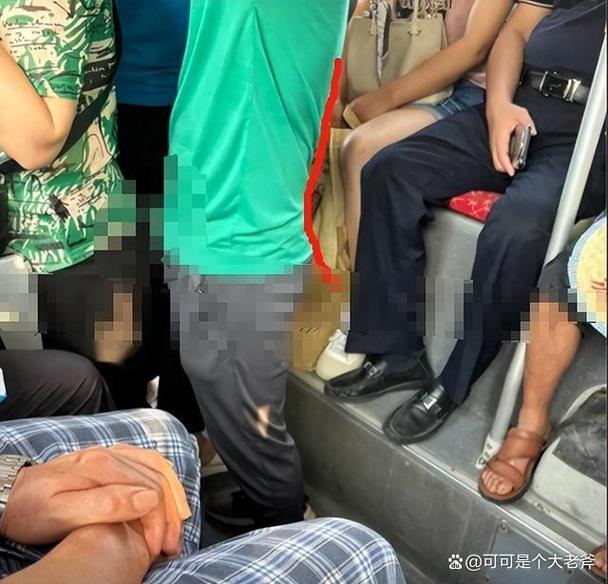 男子公交车上用下体蹭女乘客，该男子使用的是某品牌 XXX